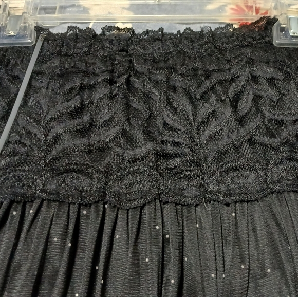GUC- Beautiful Black Lace Skirt - Picture 7 of 8